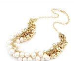 Zlatý náhrdelník s bielymi perlami